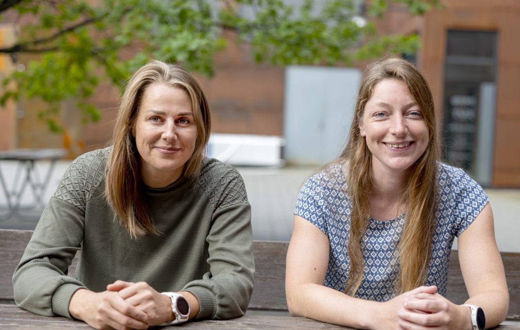 Camilla Olstad Kristiansen og Reina Jochems er de to i Norsvins forskningsteam som har vært mest sentrale i arbeidet med embryooverføring. Foto: Tom E. Holmlund